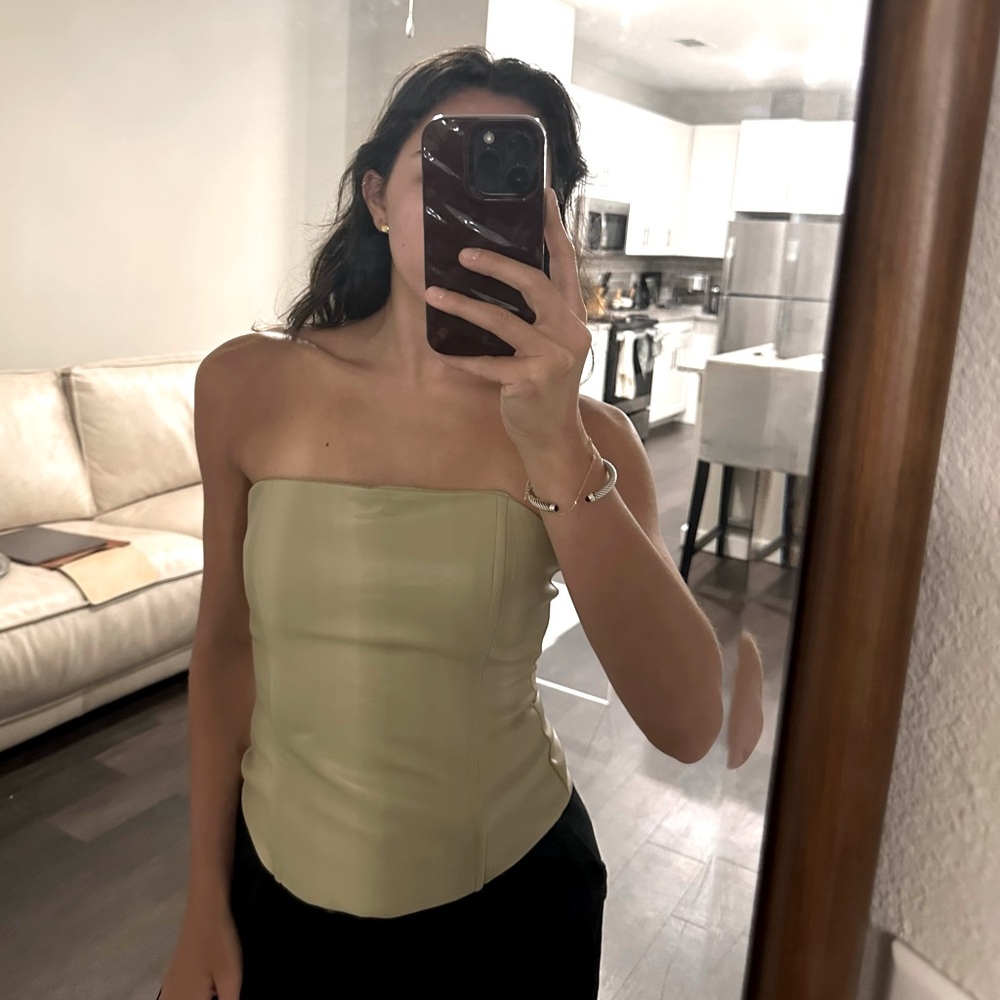 WeWoreWhat VEGAN
LEATHER
FITTED TUBE
TOP - Oat Color